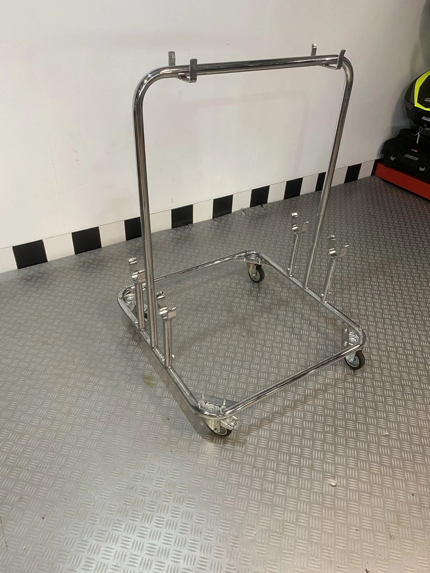 Lenzo Kart kartbok staand voor twee karts - KartKings